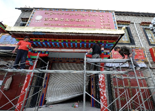 拉萨“3·14”事件中受损商铺正在维修(摄于4月18日)。在拉萨“3·14”事件中,许多商铺和民房被不同程度损毁,为帮助居民和商户恢复正常生活和经营,经自治区人民政府批准,政府将对拉萨“3·14”事件中受损民房、商铺修复按照建筑结构、受损程度分类给予定额补助。 据介绍,民房、商铺受损程度将分为需要重建、需要修复和轻微受损3类,由拉萨市人民政府组织专门机构确认。补助资金由西藏自治区财政承担60%,拉萨市财政承担40%。 新华社记者 李文摄