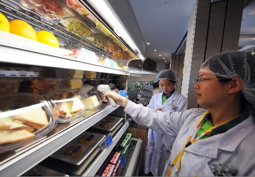 8月2日,北京奥运会食品安全检测人员李招慧(右)在新闻中心对食品储藏环境进行检测。 北京奥组委服务部门采取多种措施,为奥运会注册人员提供有特色、高质量的服务。 北京奥运会将接待5万多名注册客人,其中运动员和随队官员约1.7万名,其余3万多名包括奥林匹克大家庭、赞助商和媒体在内的注册人员。 新华社记者姜恩宇摄