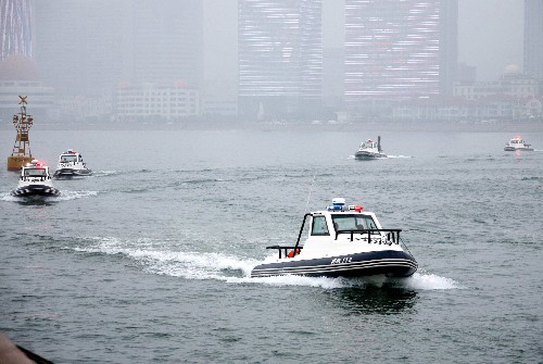 安保摩托艇正在进行“扫海”训练(7月21日摄)。 近日,担负奥运会青岛奥帆赛海上安保任务的山东边防总队青岛海警部队负责奥帆赛场安保的舰艇已全部集结完毕,来自广东、上海、福建、浙江、海南等省份的边防舰艇也全部抵达青岛,这些舰艇每天在奥帆赛场周边24小时值班,确保奥帆赛海上安全。据了解,此次安保舰艇集结标志着公安边防部队奥帆赛海上安保工作进入实战阶段。 新华社记者范长国摄