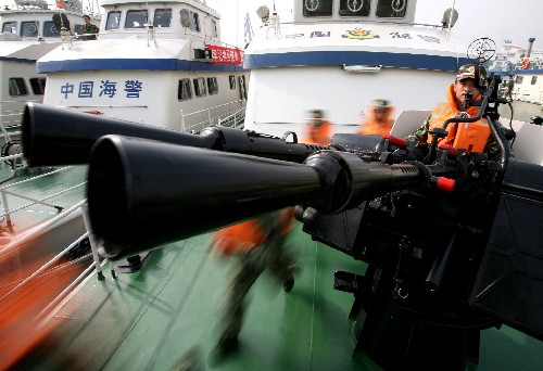 海警官兵力保奥帆赛顺利进行(7月16日摄). 近日,担负奥运会青岛奥帆赛海上安保任务的山东边防总队青岛海警部队负责奥帆赛场安保的舰艇已全部集结完毕,来自广东、上海、福建、浙江、海南等省份的边防舰艇也全部抵达青岛,这些舰艇每天在奥帆赛场周边24小时值班,确保奥帆赛海上安全。据了解,此次安保舰艇集结标志着公安边防部队奥帆赛海上安保工作进入实战阶段。 新华社记者范长国摄