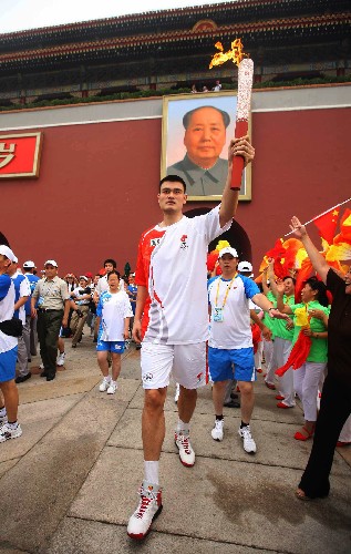 8月7日,中国体育代表团副团长崔大林说,著名篮球运动员姚明将在北京奥运会开幕式上担任中国代表团旗手。在雅典奥运会开幕式上,中国代表团的旗手就是姚明。 这是8月6日,姚明在北京手持火炬传递。 新华社记者罗晓光摄