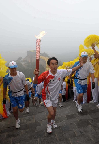 8月7日,火炬手赵锋手持火炬传递。当日,北京奥运圣火在北京市传递。 新华社记者刘力航摄