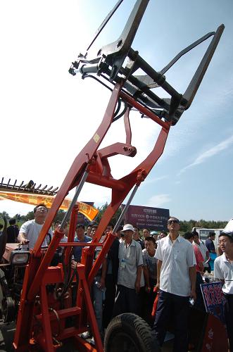 8月26日,观众在观看商家演示一款农机产品。当日,第七届中国长春国际农业食品博览(交易)会开幕。本届农博会由农业部、吉林省人民政府和长春市政府联合主办。展会以“科技与绿色、交流与发展”为主题,以“引领现代农业、扩大经贸交流、推动产业发展、构建新型农村”为宗旨,搭建交流合作平台,加快农民增收致富的步伐,推动长春乃至吉林农业走向世界的进程。 新华社记者 邵守志 摄