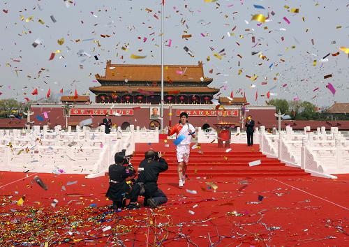 3月24日,北京奥运会圣火在希腊采集,4月1日至5月3日在全球19个国家的19个城市和中国香港、澳门进行了传递,并于5月4日起在中国内地传递。北京奥运会火炬8月8日在北京奥运会开幕式上点燃了国家体育场的主火炬。 图为2008年3月31日,刘翔在北京2008年奥运会火炬接力启动仪式上手持火炬。 新华社发