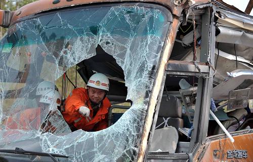 当日凌晨,广西南宁-北海方向高速公路122公里+600米处发生一起特大车祸。截至记者发稿时,车祸已造成12人死亡。 据了解,车牌号为“贵J02462”的省际快班从贵州都匀平塘开往广东东莞。在行驶到上述路段时因紧急避让前面大货车洒落的大量麦麸,造成大客车侧翻,车辆损毁严重。 新华社记者 周华摄