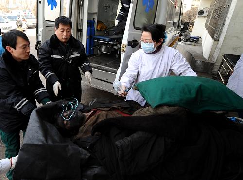2月22日,在古交矿区总医院,医务人员正在抢救伤者。山西焦煤屯兰煤矿事故发生后,山西省紧急启动应急预案,全力抢救伤员。目前太原市的68个高压氧舱已全部启动,用于救治伤员。新华社记者 燕雁 摄