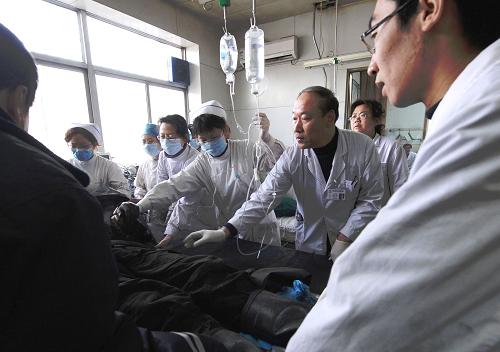2月22日,在古交矿区总医院,医务人员正在抢救伤者。 山西焦煤屯兰煤矿事故发生后,山西省紧急启动应急预案,全力抢救伤员。目前太原市的68个高压氧舱已全部启动,用于救治伤员。 新华社记者 燕雁 摄