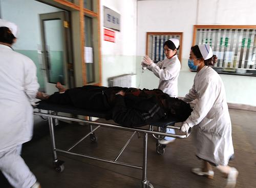 2月22日,在古交矿区总医院,医务人员正在抢救伤者。 山西焦煤屯兰煤矿事故发生后,山西省紧急启动应急预案,全力抢救伤员。目前太原市的68个高压氧舱已全部启动,用于救治伤员。 新华社记者 燕雁 摄