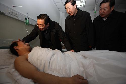 2月22日,安全监管总局局长骆琳(左一),安全监管总局副局长、国家煤矿安全监察局局长赵铁锤(右一),山西省委书记张宝顺在医院看望受伤的矿工。 当日,安全监管总局局长骆琳已经率员赶赴山西焦煤集团西山煤电屯兰矿瓦斯爆炸事故现场,指导抢险救援工作。截至22日18时,山西焦煤集团屯兰矿瓦斯爆炸事故井下搜救工作已经结束,事故已造成74人遇难。救援过程中没有发生次生事故。事故发生时,井下当班工人共有436人,遇难的74人包括升井后死亡和井下遇难者。目前,仍有114名伤员在医院接受观察治疗,其中5人伤势危重。 新华社记者 高学余 摄