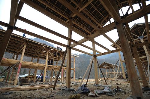 这是在四川省青川县关庄镇,几家农户的永久性住房主体结构已经完工(2月11日摄)。 据统计,截至2月25日,四川灾区开工新建城镇永久性住房8.58万套,占总数的27.37%,其中已建成1.67万套,占5.32%;永久性农房开工114.3万户,占需要重建的90.5%,其中建成68.8万户,在建45.5万户。 新华社记者 江宏景摄