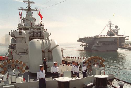 1997年3月21日,中国海军舰艇编队抵达美国西海岸圣迭戈,对美国本土首次进行为期4天的友好访问。约有5万名美国人和华人侨胞参观了中国军舰。这是中国海军舰艇抵达圣迭戈美国海军军港。右为美太平洋舰队“星座”号航空母舰。“军舰是流动的国土。”中央军委委员、海军司令员吴胜利在人民海军成立60周年之际接受新华社记者采访时说,作为和平的友好使者,人民海军先后派出33支舰艇编队共40多艘军舰,出访了五大洲的30多个国家。新华社记者 查春明 摄