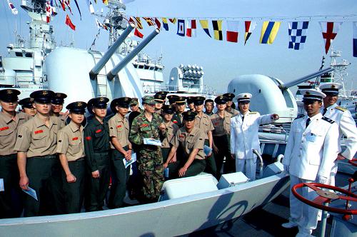 2002年5月,韩国海军陆战队员参观来访的中国海军导弹护卫舰。 “军舰是流动的国土。”中央军委委员、海军司令员吴胜利在人民海军成立60周年之际接受新华社记者采访时说,作为和平的友好使者,人民海军先后派出33支舰艇编队共40多艘军舰,出访了五大洲的30多个国家。 新华社记者 查春明 摄
