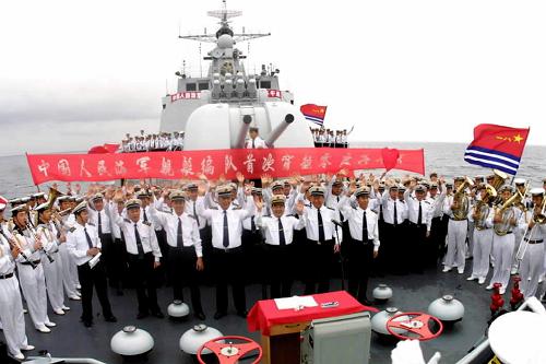 地中海时间2001年9月19日,中国人民海军出访欧洲舰艇编队首次穿越格林尼治零度子午线,从东半球跨入西半球,即将驶入大西洋。为纪念这一具有历史意义的一刻,全体出访官兵在甲板上举行隆重纪念仪式。 图为当军舰穿越零度子午线的一刻,三声汽笛响彻地中海上空时,官兵们齐声高呼:“祖国万岁!” “军舰是流动的国土。”中央军委委员、海军司令员吴胜利在人民海军成立60周年之际接受新华社记者采访时说,作为和平的友好使者,人民海军先后派出33支舰艇编队共40多艘军舰,出访了五大洲的30多个国家。 新华社记者 查春明 摄