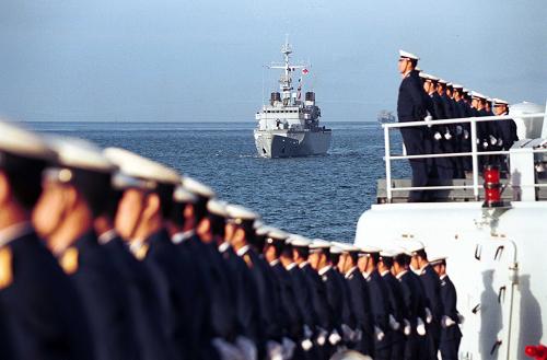 2001年10月4日,中国海军舰艇编队访问法国布雷斯特。 “军舰是流动的国土。”中央军委委员、海军司令员吴胜利在人民海军成立60周年之际接受新华社记者采访时说,作为和平的友好使者,人民海军先后派出33支舰艇编队共40多艘军舰,出访了五大洲的30多个国家。 新华社记者 查春明 摄