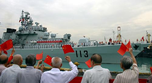 2006年10月26日,在菲律宾马尼拉港,几名菲律宾“华侨抗日支队”的老战士欢迎来访的中国海军舰艇编队。当天,中国海军舰艇编队开始对菲律宾进行友好访问。这支出访舰艇编队由“青岛”号导弹驱逐舰和“洪泽湖”号综合补给舰组成,此前已完成对美国和加拿大两国的访问,菲律宾是该舰艇编队本次出访任务的最后一站。 “军舰是流动的国土。”中央军委委员、海军司令员吴胜利在人民海军成立60周年之际接受新华社记者采访时说,作为和平的友好使者,人民海军先后派出33支舰艇编队共40多艘军舰,出访了五大洲的30多个国家。 新华社记者 范跃龙 摄