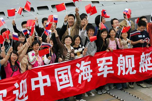 2007年8月27日,俄罗斯华人华侨在圣彼得堡欢迎中国军舰来访。 “军舰是流动的国土。”中央军委委员、海军司令员吴胜利在人民海军成立60周年之际接受新华社记者采访时说,作为和平的友好使者,人民海军先后派出33支舰艇编队共40多艘军舰,出访了五大洲的30多个国家。 新华社记者 查春明 摄