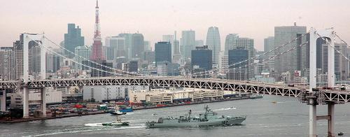 2007年11月28日,中国人民解放军海军“深圳”号导弹驱逐舰驶过日本首都东京的彩虹桥。当地时间28日上午9时30分,“深圳”号导弹驱逐舰抵达东京,开始对日本进行首次为期4天的友好访问。 “军舰是流动的国土。”中央军委委员、海军司令员吴胜利在人民海军成立60周年之际接受新华社记者采访时说,作为和平的友好使者,人民海军先后派出33支舰艇编队共40多艘军舰,出访了五大洲的30多个国家。 新华社记者 叶佳 摄
