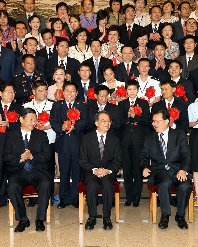 8月14日,第七届全国“人民满意的公务员”和“人民满意的公务员集体”表彰大会在北京举行。会前,中共中央政治局常委、国务院总理温家宝,中共中央政治局常委李长春,中共中央政治局常委、中央书记处书记、国家副主席习近平会见与会部分代表并合影。 新华社记者姚大伟摄