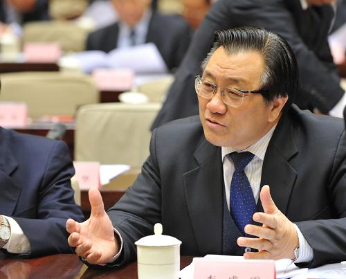 图为交通运输部部长李盛霖(2008年3月21日摄)。2008年雨雪冰冻灾害已过去一年多,但数万人被堵的景象,一直深深地印刻在李盛霖的脑海中。当京珠高速公路恢复畅通时,他挥动双手,在寒风中目送一位位司乘人员和旅客重新踏上旅途,看到车流比什么都开心。自2005年12月担任交通部部长、2008年3月成为新中国首任交通运输部部长以来,李盛霖深感责任重大。他感慨地对记者说:“交通运输如何更好地服务于国民经济社会发展,服务于社会主义新农村建设,服务于人民群众安全便捷地出行,是持续的挑战和压力。当好‘先行官’,服务老百姓,是交通人的不懈追求。”新华社记者 樊如钧 摄