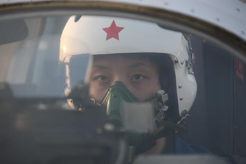 训练中的空中梯队女飞行员(7月14日摄)。 国庆60周年阅兵方阵中有三支“娘子军”:三军女兵方队、女民兵方队、女飞行员梯队。这是新中国历次阅兵中女兵方队最多的一次,其中三军女兵方队和女飞行员梯队是首次参加。 新华社记者王建民摄
