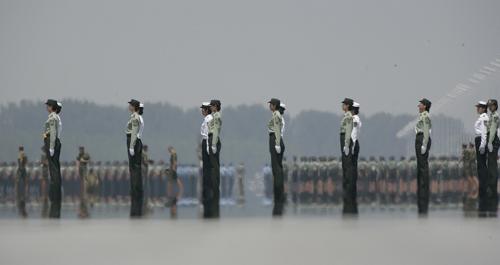 在热浪中,三军女兵方队在进行训练(7月3日摄)。 国庆60周年阅兵方阵中有三支“娘子军”:三军女兵方队、女民兵方队、女飞行员梯队。这是新中国历次阅兵中女兵方队最多的一次,其中三军女兵方队和女飞行员梯队是首次参加。 新华社记者王建民摄