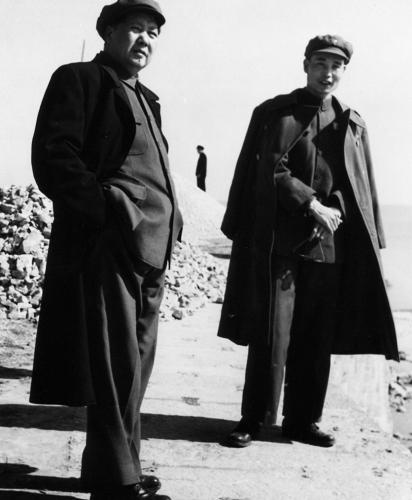 王芳同志生平照片 1954年1月31日,时任浙江省公安厅厅长的王芳同志陪同毛泽东同志在杭州视察钱塘江。 新华社发