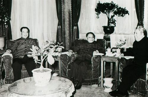 1983年2月,邓小平同志与时任中共浙江省委副书记的王芳同志(左)等交谈。 新华社发