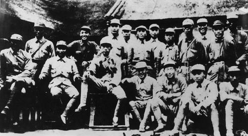 1940年9月,八路军山东纵队第4、8支队团以上干部合影。后排右九为王芳同志。 新华社发