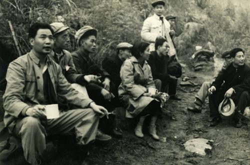 1962年春天,时任浙江省公安厅厅长的王芳同志在杭州参加星期六干部义务劳动。 新华社发