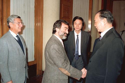 1988年10月23日,时任国务委员兼公安部部长的王芳同志在北京人民大会堂会见出席联合国青少年犯罪讨论会的代表。 新华社发