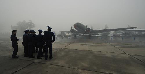 中国航空博物馆即将崭新开馆 11月13日清晨,一群解放军空军士兵在中国航空博物馆内陈列的里-2飞机前。这架飞机是毛泽东1956年5月3日视察广州时乘坐过的专机。 在纪念人民空军成立60周年之际,整修一新的中国航空博物馆将于11月15日对公众开放。中国航空博物馆共收藏有包括309架飞机在内的空军各兵种武器装备15000余件,浓缩了人民空军的历史。该馆于6月15日闭馆整修,对馆藏飞机进行了维修、装饰和重新摆放,增加了6万平方米绿地。 新华社记者 杨光 摄