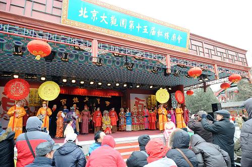 北京:庙会贺新春 2月14日,农历正月初一,在北京大观园第十五届红楼庙会上,观众欣赏按照古典名著《红楼梦》排演的古装节目“元妃省亲”。 春节期间,北京各大公园举办的新春庙会活动形式各异、精彩纷呈,为首都市民以及国内外游客送上精彩的新春文化大餐。 新华社记者 张旭 摄