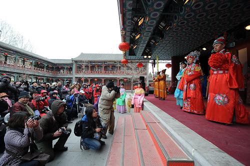 2月14日,农历正月初一,在北京大观园第十五届红楼庙会上,观众欣赏按照古典名著《红楼梦》排演的古装节目“宝玉成婚”。 春节期间,北京各大公园举办的新春庙会活动形式各异、精彩纷呈,为首都市民以及国内外游客送上精彩的新春文化大餐。 新华社记者 张旭 摄