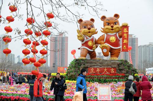 2月14日,农历正月初一,展示明代五显财神庙会历史文化传统的北京第十届莲花池庙会开幕。 春节期间,北京各大公园举办的新春庙会活动形式各异、精彩纷呈,为首都市民以及国内外游客送上精彩的新春文化大餐。 新华社记者 张旭 摄