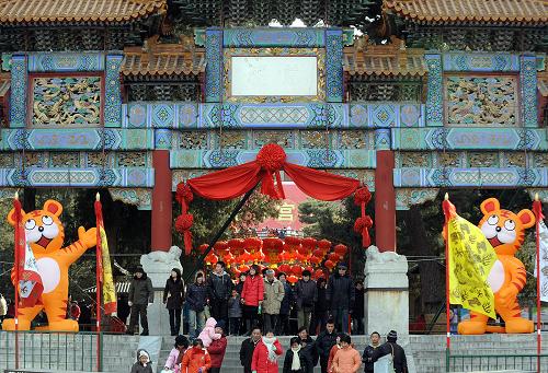 2月14日,颐和园苏州街春节宫市上游客熙来攘往。 春节期间,北京各大公园举办的新春庙会活动形式各异、精彩纷呈,为首都市民以及国内外游客送上精彩的新春文化大餐。 新华社记者 张旭 摄