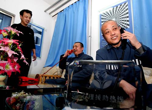 2月14日,北京市监狱服刑人员在监狱心理专家曹广健(左一)的帮助下,向“北京心理危机研究与干预中心”进行心理咨询。 当日是农历正月初一,北京市监狱组织服刑人员看电影、猜灯谜、写春联,并为他们举办棋艺大赛、卡拉OK演唱会、心理健康教育等多种特色活动,让服刑人员度过一个快乐、温暖的春节。 在卡拉OK演唱会上,一首男声独唱《母亲》让不少服刑人员悄悄低下了头。“这个人给了我生命,给我一个家……到什么时候都离不开咱的娘……”朴实的歌词和服刑人员动情的演唱打动了现场所有的人。 在“心理健康教育工作”中,工作人员评估服刑人员节日期间特殊心理状况,有针对性地组织开展“个人心理减压”“团体心理辅导”“心理援助热线”等特色心理咨询活动,使服刑人员受教育率达到100%。 新华社记者 汪永基 摄