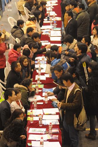 3月6日,求职者在2010年杭州西湖区人力资源交流大会上向用人单位咨询。 当日,杭州举行2010年西湖区人力资源交流大会,150余家用人单位提供3000多个岗位。交流大会还展示了22家初期投资在5万元左右的创业项目。 新华社发(朱引炜 摄)