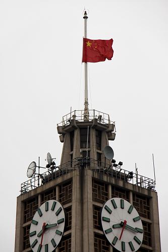 北京电报大楼降半旗哀悼玉树地震遇难者 4月21日,北京电报大楼降半旗哀悼玉树地震遇难者。 新华社发(桑全利 摄)