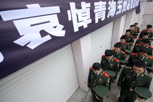 4月21日,浙江省台州边防支队在驻地举行哀悼仪式,悼念玉树地震遇难者。 新华社发(郏策 摄)