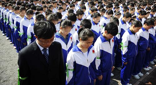 四川震区羌族学生在长春哀悼玉树地震遇难同胞 4月21日,在吉林长春学习生活的200名四川震区羌族孩子举行默哀仪式,深切悼念青海玉树地震遇难同胞。 新华社记者王昊飞摄