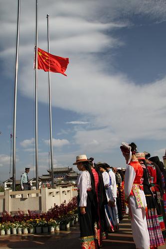 云南各族群众沉痛哀悼玉树地震遇难同胞 4月21日,来自云南省各地的少数民族群众在昆明云南民族村广场举行哀悼仪式,深切悼念玉树地震遇难同胞。 新华社记者 秦晴摄