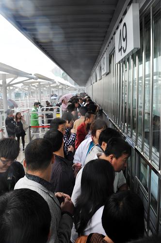 5月5日,游客在上南路售票口排队购买世博会当日票。 当日起,世博园区将进入正常售票程序,园区现场开始销售当日票和夜票。当日票是指在会期非指定日销售、仅限票面所示日期当日使用的个人门票,分为当日普通票和当日优惠票两种。当日普通票价格为160元,当日优惠票价格为100元。当日票销售时间为9时至17时;而夜票是指在会期非指定日17时之后使用的个人门票,价格为90元人民币,销售时间为16时至20时。 新华社记者李紫恒摄