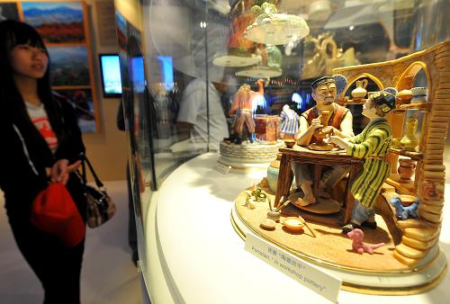 游客在乌兹别克斯坦馆内欣赏陶瓷工艺品(5月10日摄)。 上海世博园内除了现代高科技的展品外,还陈列有各地的特产商品与工艺品,以其精美的做工、珍贵的材料、细致的设计展现各国独特的风情,吸引众多游客。 新华社记者罗晓光摄