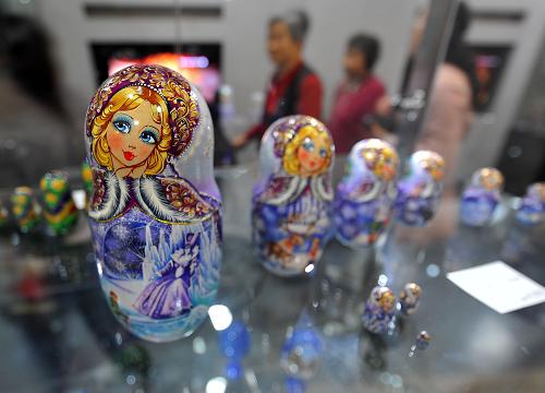 这是俄罗斯馆购物区展示的套娃(5月14日摄)。 上海世博园内除了现代高科技的展品外,还陈列有各地的特产商品与工艺品,以其精美的做工、珍贵的材料、细致的设计展现各国独特的风情,吸引众多游客。 新华社记者罗晓光摄