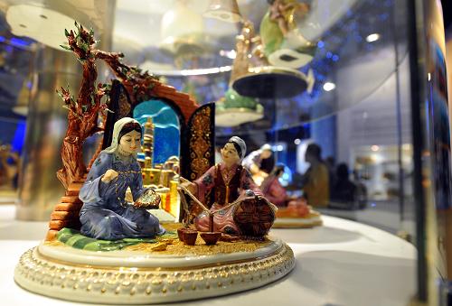 这是乌兹别克斯坦馆展示的陶瓷工艺品(5月10日摄)。 上海世博园内除了现代高科技的展品外,还陈列有各地的特产商品与工艺品,以其精美的做工、珍贵的材料、细致的设计展现各国独特的风情,吸引众多游客。 新华社记者罗晓光摄