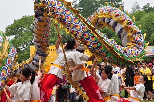 武汉东湖端午文化节开幕 6月5日,湖北大学女学生在武汉东湖端午文化节上表演舞龙。 当日,2010武汉东湖端午文化节在武汉市东湖开幕。据悉,文化节期间将举办古礼祭祀屈原、龙舟大赛、赛诗会、包粽子、鄂湘两地民俗文化表演等系列活动,让市民和游人从中感受浓郁的传统文化。 新华社记者 杜华举 摄