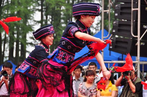 6月5日,来自湖北省恩施市的土家族演员在武汉东湖端午文化节上表演土家摆手舞。 当日,2010武汉东湖端午文化节在武汉市东湖开幕。据悉,文化节期间将举办古礼祭祀屈原、龙舟大赛、赛诗会、包粽子、鄂湘两地民俗文化表演等系列活动,让市民和游人从中感受浓郁的传统文化。 新华社记者 杜华举 摄