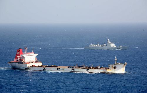 7月15日,中国海军第六批护航编队“兰州”舰(上)在亚丁湾执行护航任务。 当日,中国海军第五批、第六批护航编队共同在亚丁湾执行护航行动。被护商船在第五批护航编队“广州”舰和第六批护航编队“昆仑山”舰、“兰州”舰的护卫下,有序地在亚丁湾行驶。 新华社发曹海华摄