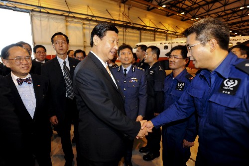 7月8日,国家副主席习近平由香港特别行政区行政长官曾荫权陪同,在香港特别行政区政府飞行服务队总部,亲切会见香港特别行政区政府派往四川参加抗震救灾工作的飞行服务队、救援队、防疫队和医疗队成员。 新华社记者黄敬文摄