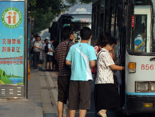 7月20日,市民搭乘公共汽车出行。新华社记者 公磊 摄